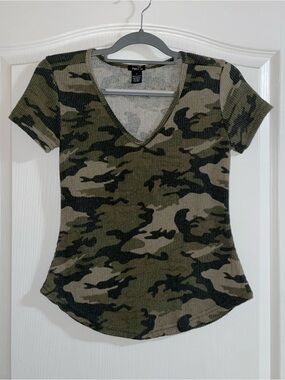 Rue21 Soft Green Camo Ribbed V-Neck Tee S